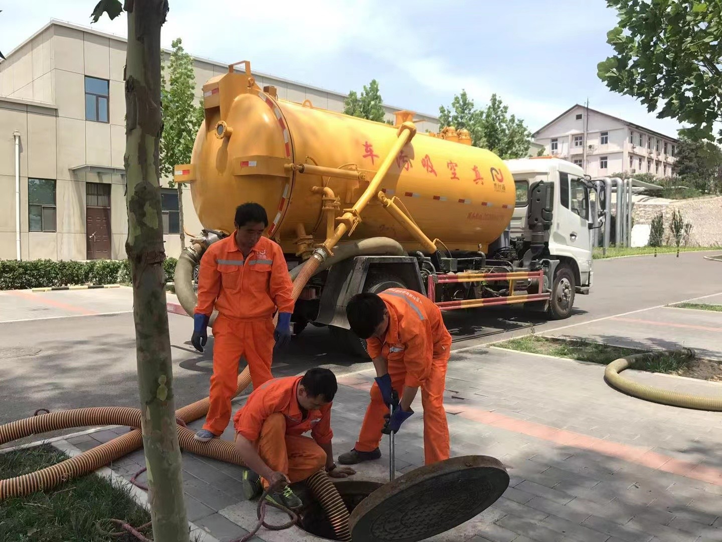 邕宁管道疏通车停在窨井附近