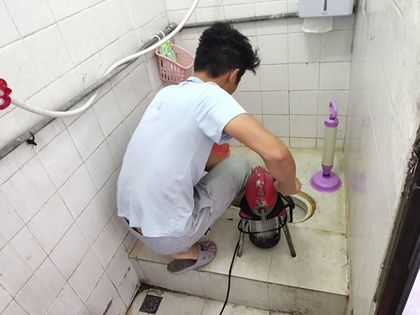 邕宁管道堵塞冒臭气 专业师傅现场解决问题