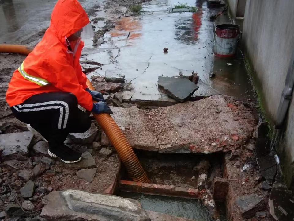 邕宁专业清理污水池 炜誉市政以规范流程守护城市 “肠道”