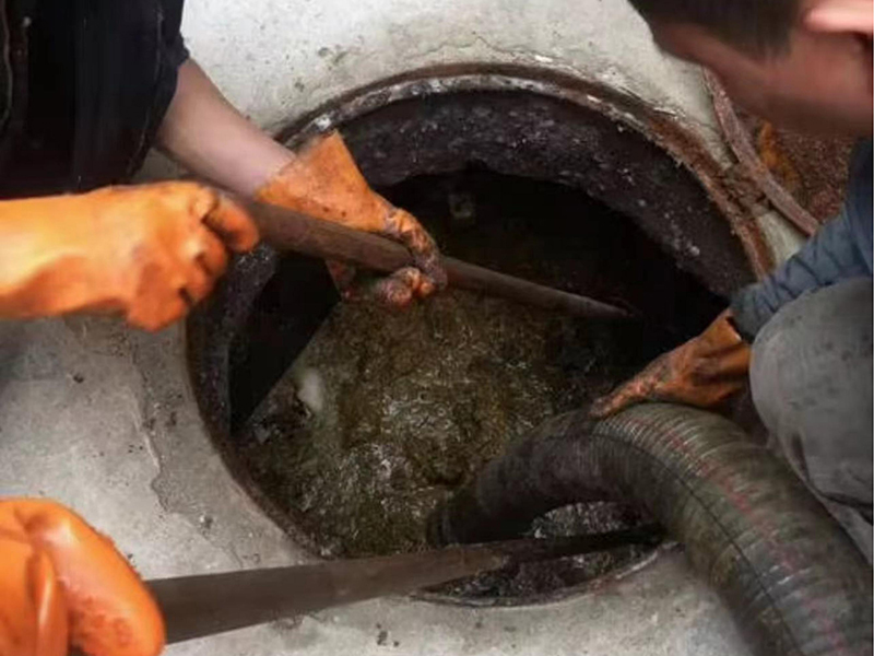 邕宁清理化粪池时如何避免沼气的危害?